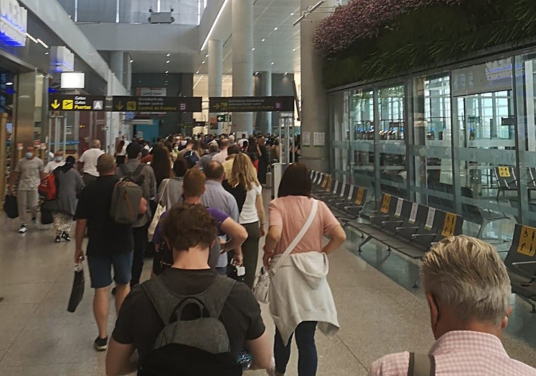 Primeras colas por el nuevo sistema de control de pasaportes en el aeropuerto de Málaga